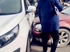 红色轿车“吻上”白车   白车车身还有“红唇印”