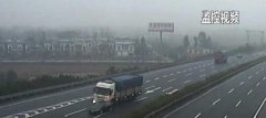 女司机强行变道撞上大货车 原地掉头180度