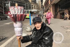 老人在解放碑卖糖葫芦 1天赚20深夜才回家