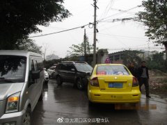 因避让不及 小型客车撞上出租