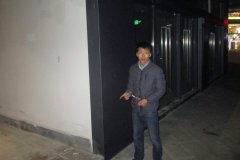 男子将包放到店内  被人迅速盗走