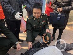 男子突然晕倒路边  不停抽搐