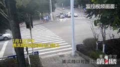 小货车连撞四辆私家车 其中有辆百万豪车