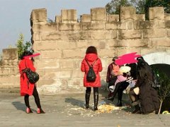 貂皮女子抱娃边吃边扔  满地尽是垃圾