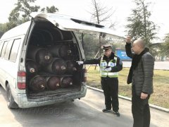 为节约运费  面包车司机竟然装了20个天然气罐上路