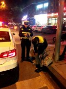 小伙露宿街头丢钱包痛哭 民警助其回家