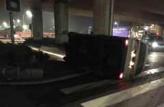 男子边开车边和妻子视频通话   结果轿车侧翻在路边