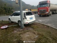 外地罐车不认路 违规掉头出车祸