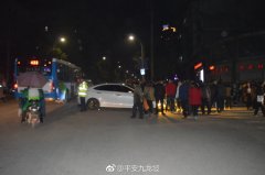 过十字路口视线被挡  小车失控撞上两轮车