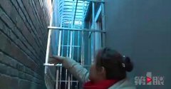 回家出门猫着腰 都因邻居防盗窗堵大门