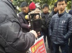 一个小东西能收50多个电视频道？ 那只是他的障眼法