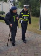 九旬老人赌气离家出走，民警暖心送其回家