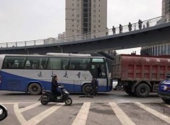 客车前车玻璃  被撞碎了一地