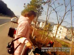 夫妻乘黑车返乡被甩高速 狼狈不堪