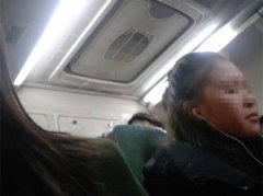 “美女”车厢里嗑瓜子皮壳丢满地 乘客劝说反遭怼