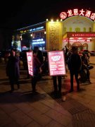阿姨组队背硕大广告牌行走街头 引路人不断回头