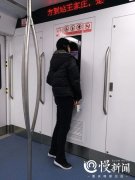 女子探头张望10号线驾驶室：想看看孩子在上班吗