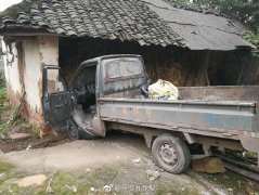 长下坡刹车失灵撞向民房  驾驶员紧急跳车逃过＂一劫＂