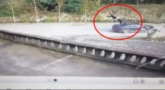 两男子骑摩托逆行狂飙  遭迎面小车撞飞