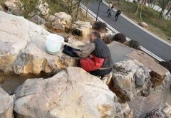 老人为省钱在公园里洗衣服  路过市民都为他捏把汗