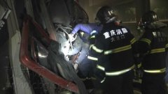 车辆失控径直撞上轻轨电梯 司机被困