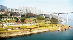万州市民游玩滨水生态公园 享受冬日暖阳