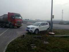 路况不熟违规掉头 外地罐车撞上越野车