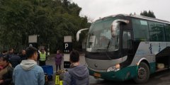 客车行驶途中突冒焦臭味  乘客惊魂