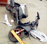 摩托被锁  司机直接将车砸毁