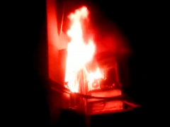 重庆一居民家中失火 火焰窜出窗户熊熊燃烧