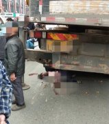 2人遭货车碾压 事故现场遗落一双红色皮靴