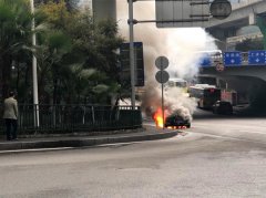 重庆一轿车突然起火  现场浓烟滚滚