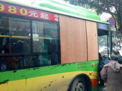 还有这种操作？ 公交车用木板当车窗