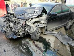 私家车与大客车对撞 现场一片狼藉