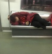 女子横躺车厢里 座位当床睡大觉