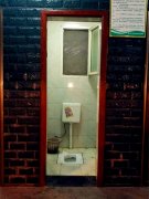 单间公厕无门扇 市民：再内急也不敢用