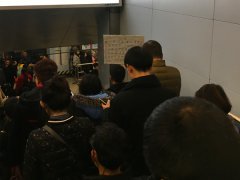 90后小伙轨交站内举牌相亲：有车有房父母和蔼