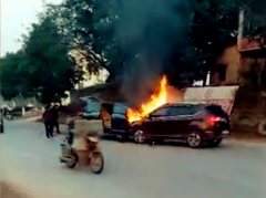 面包车逆行撞上SUV  两车当街烧燃