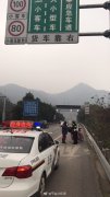 误信导航规划路线  男子骑摩托车误上高速