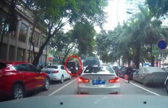 行驶中的宝马车扔出垃圾  网友：素质哪去了？