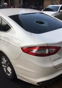 停在小区楼下的轿车   后车窗无缘无故出现一个大窟窿