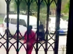 夫妻吵架男子挡车 被女子开车推行撞飞