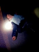 男子遭小车撞翻 躺倒路面不省人事