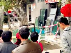 女子从小区高层坠楼 砸中楼下闲置玻璃
