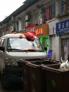 司机将车停在垃圾堆旁边 挡风玻璃被人泼满垃圾