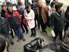 两名妇女躺在马路上“睡觉”  原因让人哭笑不得