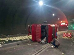 货车隧道中侧翻 车内萝卜散落一地