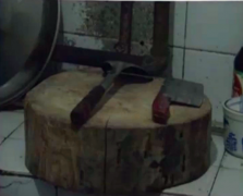 儿子不想去亲戚家  母亲竟然拿出刀