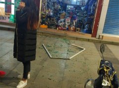 玻璃窗户从天而降险砸路人 玻璃渣四处飞溅