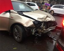 两车斑马线处相撞   满地残骸